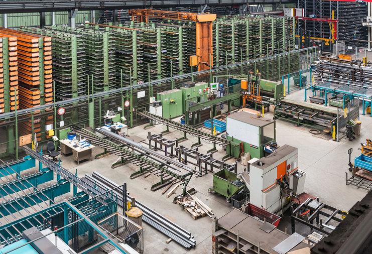 Vollsortimenter im Stahlgroßhandel Stahllager und Fertigungshalle, Hochregale und Maschinen